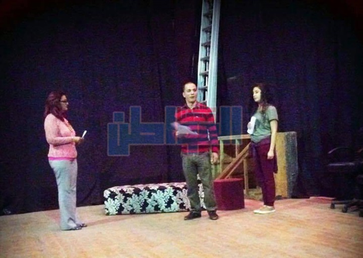 انفراد.. بالصور البروفات النهائية لمسرحية "قمر العميان"