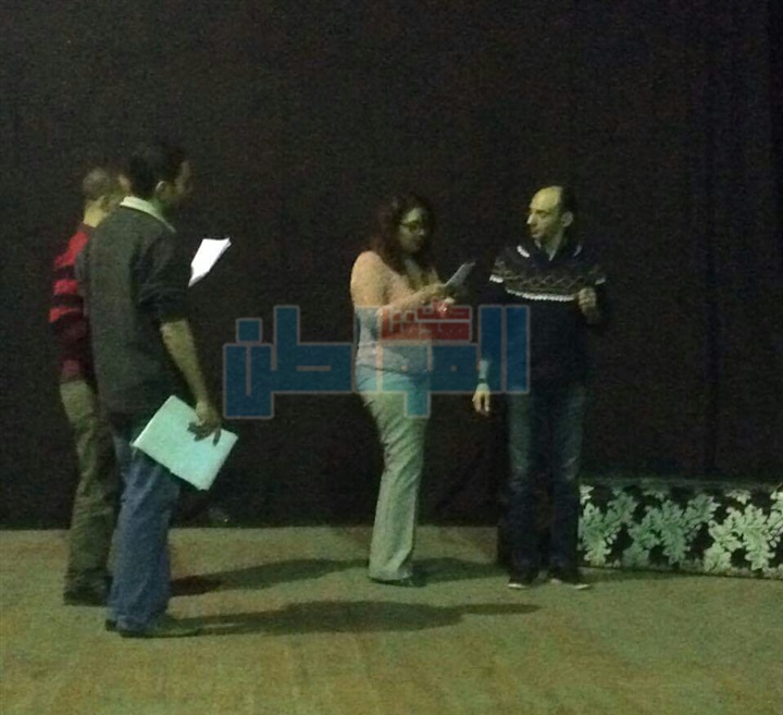 انفراد.. بالصور البروفات النهائية لمسرحية "قمر العميان"