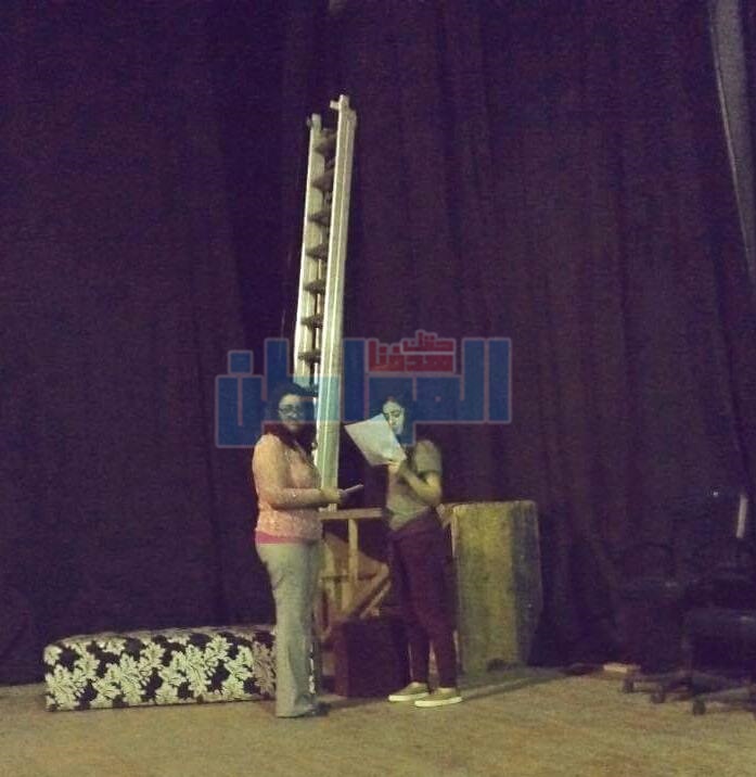 انفراد.. بالصور البروفات النهائية لمسرحية "قمر العميان"