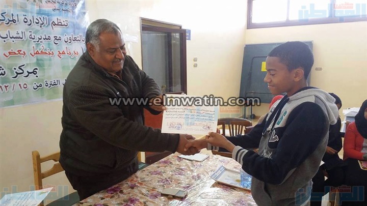 بالصور.. رئيس مركز بلاط يشهد ختام فعاليات برنامج "بنكمل بعض"