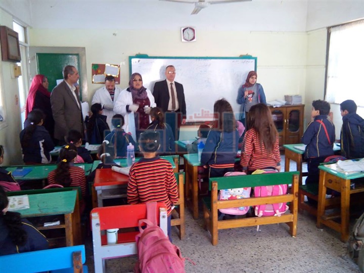 بالصور.."عبد الحفيظ" يتابع حملة القضاء على الديدان المعوية بمدارس الشرقية