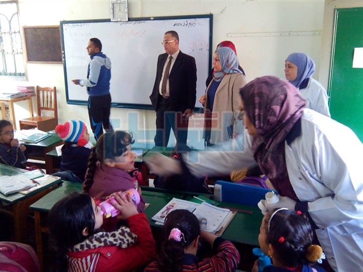 بالصور.."عبد الحفيظ" يتابع حملة القضاء على الديدان المعوية بمدارس الشرقية