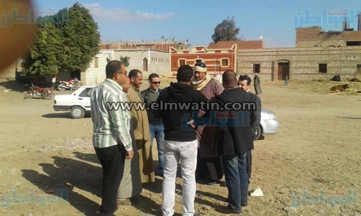 رئيس مجلس مدينة سمسطا يتفقد طريق الكوم الأحمر جنوب بني سويف