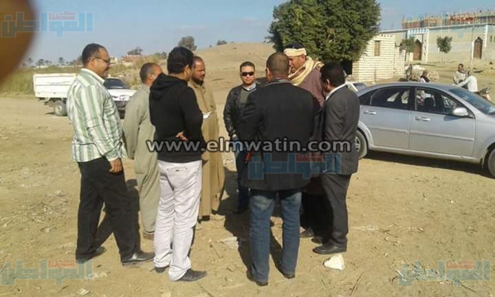رئيس مجلس مدينة سمسطا يتفقد طريق الكوم الأحمر جنوب بني سويف