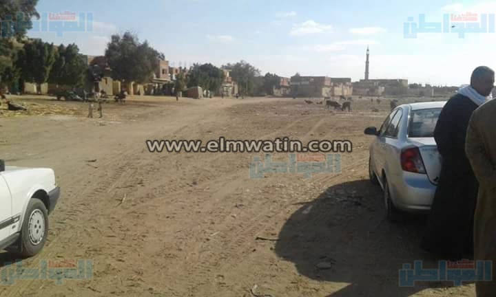 رئيس مجلس مدينة سمسطا يتفقد طريق الكوم الأحمر جنوب بني سويف