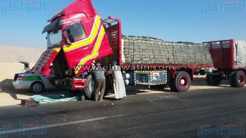 بالصور.. تعطل شاحنة محملة بـ 50 طن سكر تمويني بالصحراء والمسئولين في غفلة
