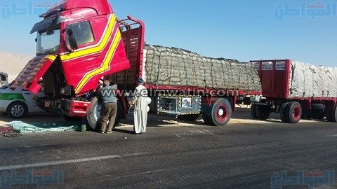 بالصور.. تعطل شاحنة محملة بـ 50 طن سكر تمويني بالصحراء والمسئولين في غفلة