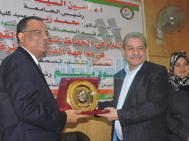 بالصور.. رئيس جامعة بني سويف يكرم الكاتب الصحفي محمود مسلم