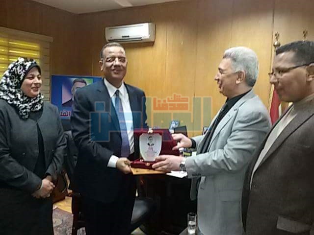 بالصور.. رئيس جامعة بني سويف يكرم الكاتب الصحفي محمود مسلم