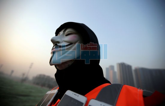 بالصور.. صيني يستخدم 24 هاتفا لبث عاصفة ضباب دخاني على الهواء