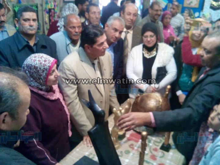 بالصور.. "وكيل تعليم كفرالشيخ" يكرم المشرفين على معرض التربية الفنية ببيلا
