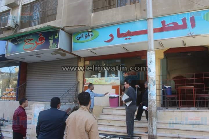 بالصور.. حملة ببني سويف للتنبيه على أصحاب المحلات بوضع سلات القمامة أمامها