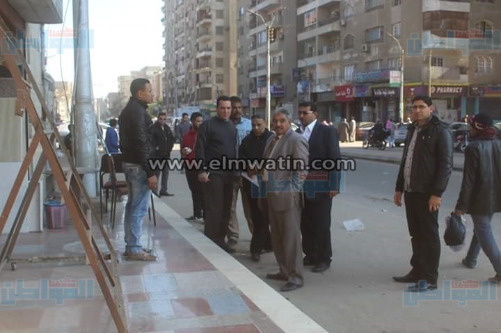 بالصور.. حملة ببني سويف للتنبيه على أصحاب المحلات بوضع سلات القمامة أمامها