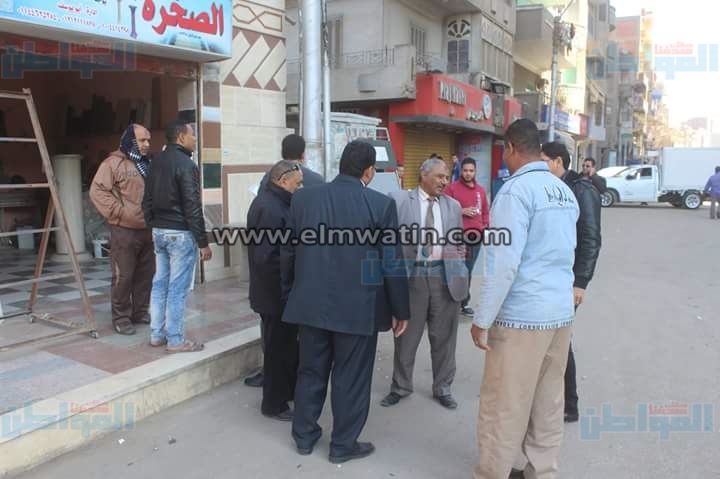 بالصور.. حملة ببني سويف للتنبيه على أصحاب المحلات بوضع سلات القمامة أمامها