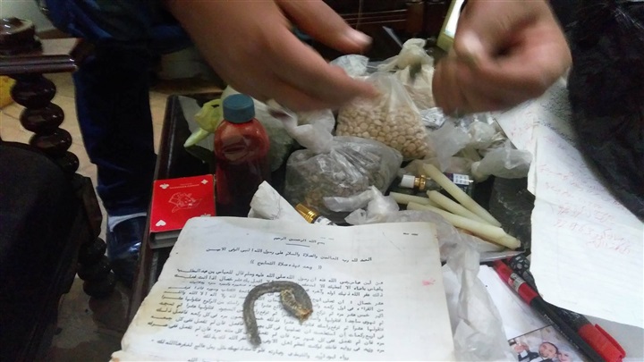 بالصور.. ضبط دجال يدعي فك السحر وعلاج المرضى بتسخير الجن في الشرقية