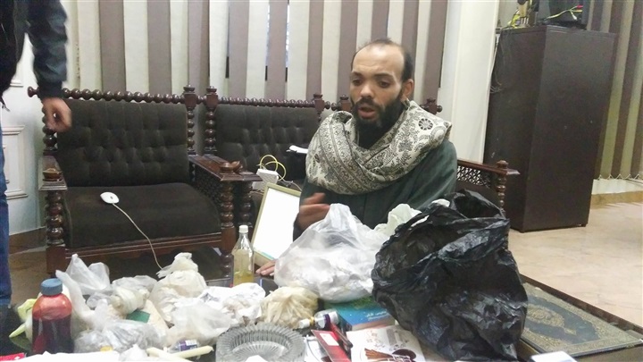 بالصور.. ضبط دجال يدعي فك السحر وعلاج المرضى بتسخير الجن في الشرقية