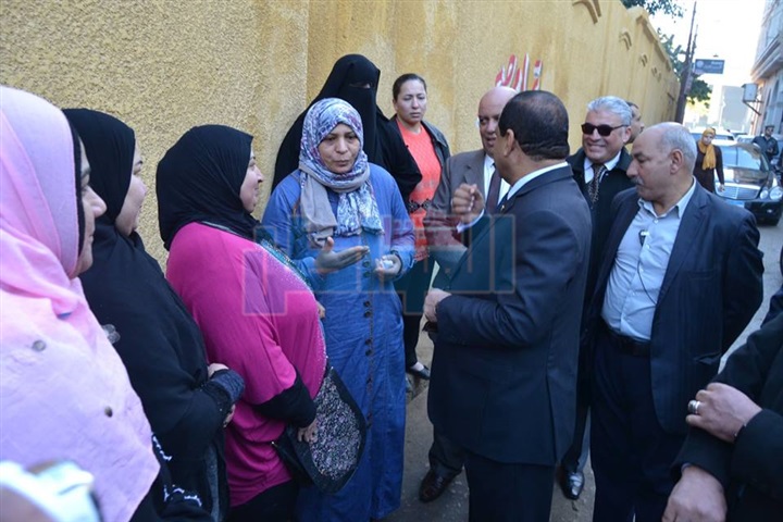 بالصور.. محافظ الغربية يتابع لجان امتحانات الابتدائية بمدارس طنطا