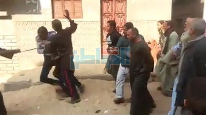 ضرب شابين وربطهم بالحبال لاتهامهم بسرقة منزل في أسيوط