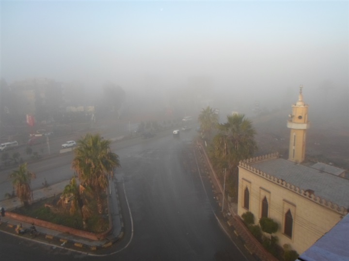 بالصور.. صعوبة الرؤية على الطرق السريعة بالغربية