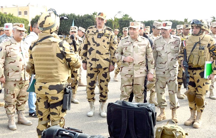 رئيس الأركان يشهد الأنشطة التدريبية للوحدات الخاصة والصاعقة
