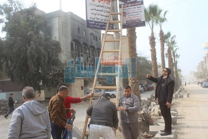 بالصور... إزالة 54 إعلانا بدون ترخيص في شوارع بني سويف