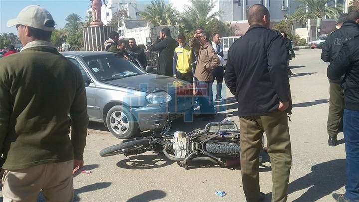 بالصور.. إصابة طالبين أثناء عودتهم من الامتحانات في حادث تصادم بمدينة الخارجة