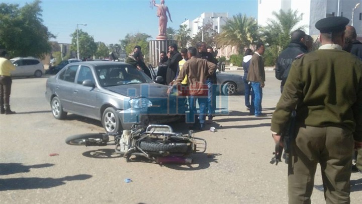 بالصور.. إصابة طالبين أثناء عودتهم من الامتحانات في حادث تصادم بمدينة الخارجة