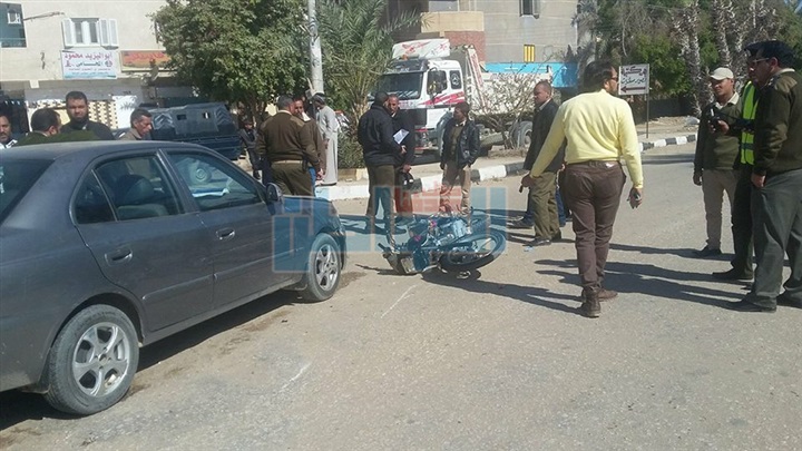 بالصور.. إصابة طالبين أثناء عودتهم من الامتحانات في حادث تصادم بمدينة الخارجة