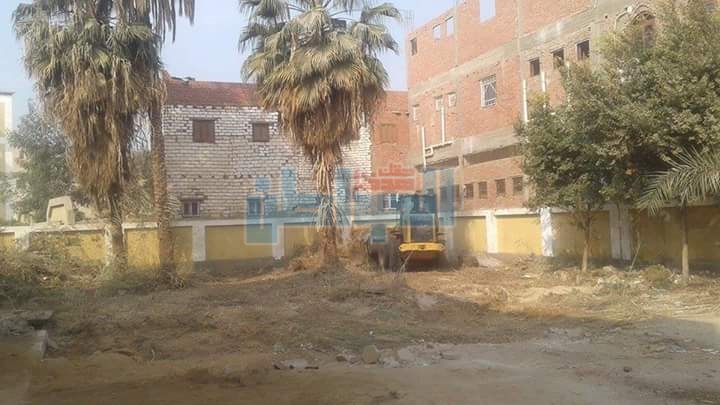 بالصور.. إزالة "حشائش" الوحدة الصحية في قرية الكوم الأحمر ببني سويف