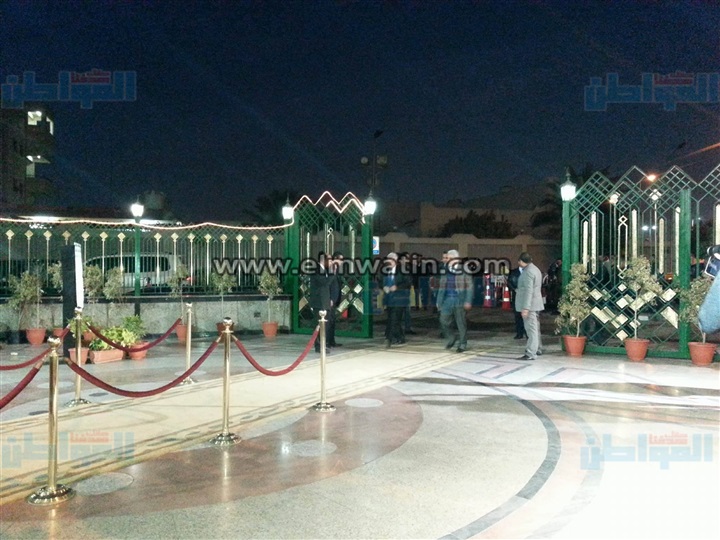 بالصور.. وصول محافظ القاهرة إلى عزاء "كريمة مختار"