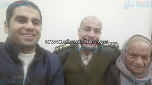 بالصور.. مُسن يرفض مغادرة محبسه إلا بعد شكر رجال الشرطة على حسن معاملته