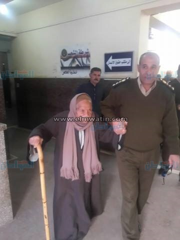 بالصور.. مُسن يرفض مغادرة محبسه إلا بعد شكر رجال الشرطة على حسن معاملته