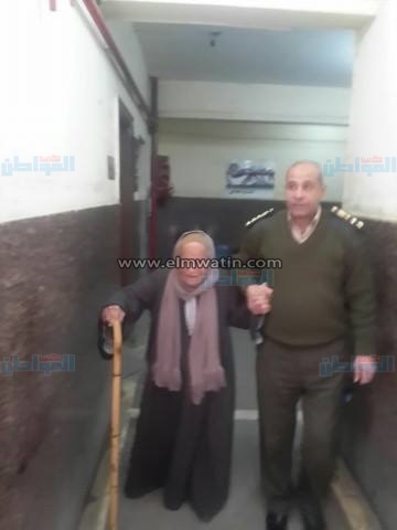 بالصور.. مُسن يرفض مغادرة محبسه إلا بعد شكر رجال الشرطة على حسن معاملته