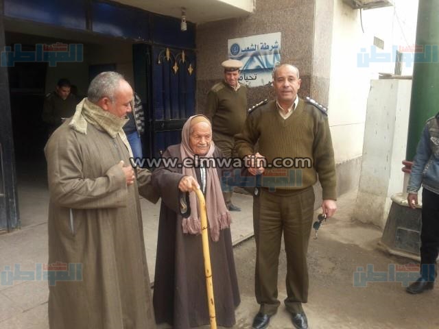 بالصور.. مُسن يرفض مغادرة محبسه إلا بعد شكر رجال الشرطة على حسن معاملته