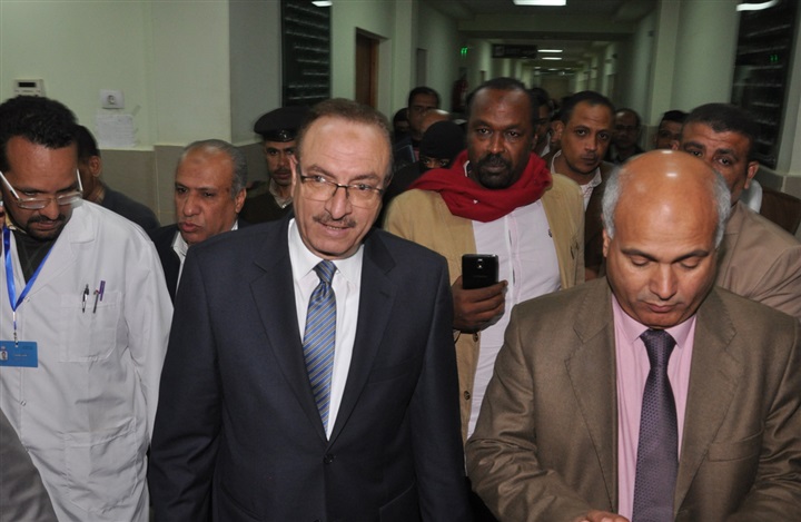بالصور.. محافظ بني سويف يطمئن على مصابي انقلاب الأتوبيس السوداني