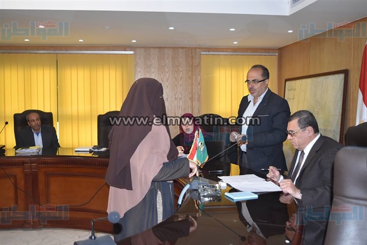 بالصور.. مساعدات مالية للأسر الأولى بالرعاية في الفيوم