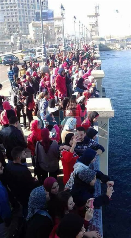 بالصور.. كورنيش إسكندرية يرفع شعار كامل العدد احتفالا بعيد الحب