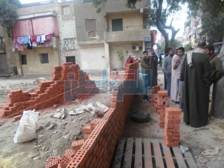 بالصور.. رئيس حي مصر القديمة يأمر بإيقاف البناء بعقار مخالف