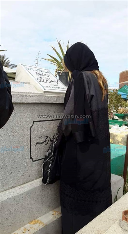 بالصور.. بدمعة وفاء بوسي شلبي تزور "الساحر" في مقبرته 
