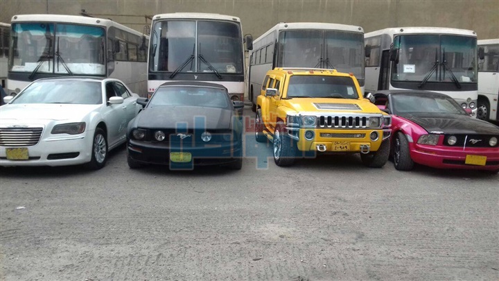 بالصور.. ضبط 4 سيارات مهربة جمركيا تؤجر فى الأفراح داخل معرض في الجيزة