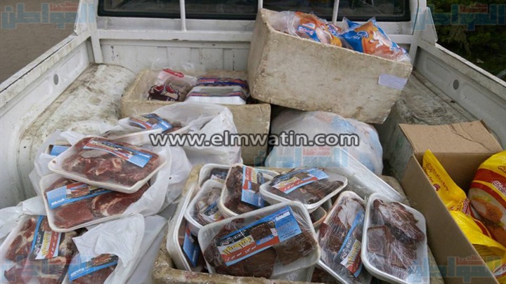 بالصور.. حي العجوزة يتحفظ علي سيارة بيع لحوم فاسدة قبل طرحها بالأسواق 