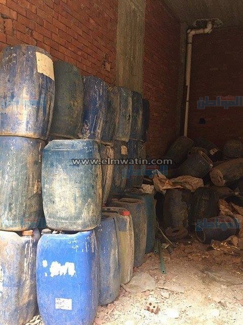 بالصور.. القبض على مدير مصنع هارب من 27 سنة سجن بحوزته 64 طن منظفات بدارالسلام