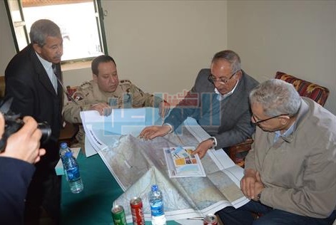 بالصور.. "محلب" يستعرض الخرائط الخاصة بمناطق التنقيب عن الذهب