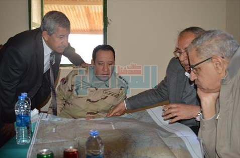 بالصور.. "محلب" يستعرض الخرائط الخاصة بمناطق التنقيب عن الذهب