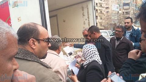 بالفيديو والصور.. رئيس حي السلام أول يشن حملة تفتيشية على اللحوم الغير صالحة
