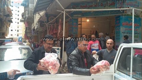 بالفيديو والصور.. رئيس حي السلام أول يشن حملة تفتيشية على اللحوم الغير صالحة