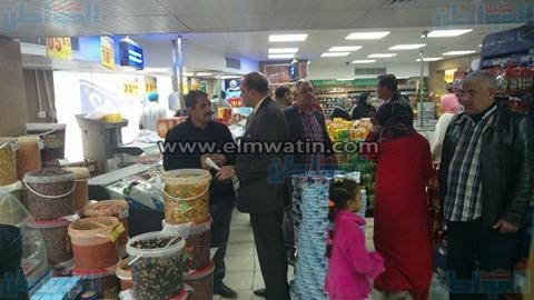 بالفيديو والصور.. رئيس حي السلام أول يشن حملة تفتيشية على اللحوم الغير صالحة