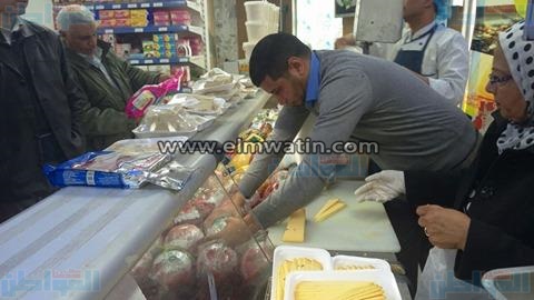 بالفيديو والصور.. رئيس حي السلام أول يشن حملة تفتيشية على اللحوم الغير صالحة
