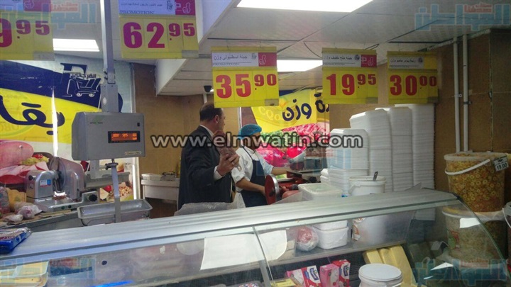 بالفيديو والصور.. رئيس حي السلام أول يشن حملة تفتيشية على اللحوم الغير صالحة