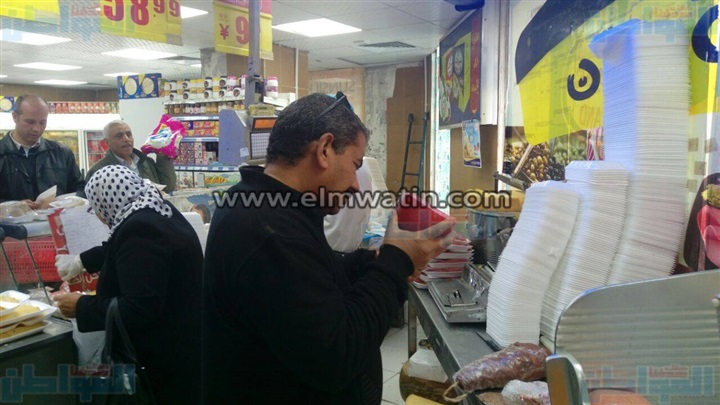 بالفيديو والصور.. رئيس حي السلام أول يشن حملة تفتيشية على اللحوم الغير صالحة
